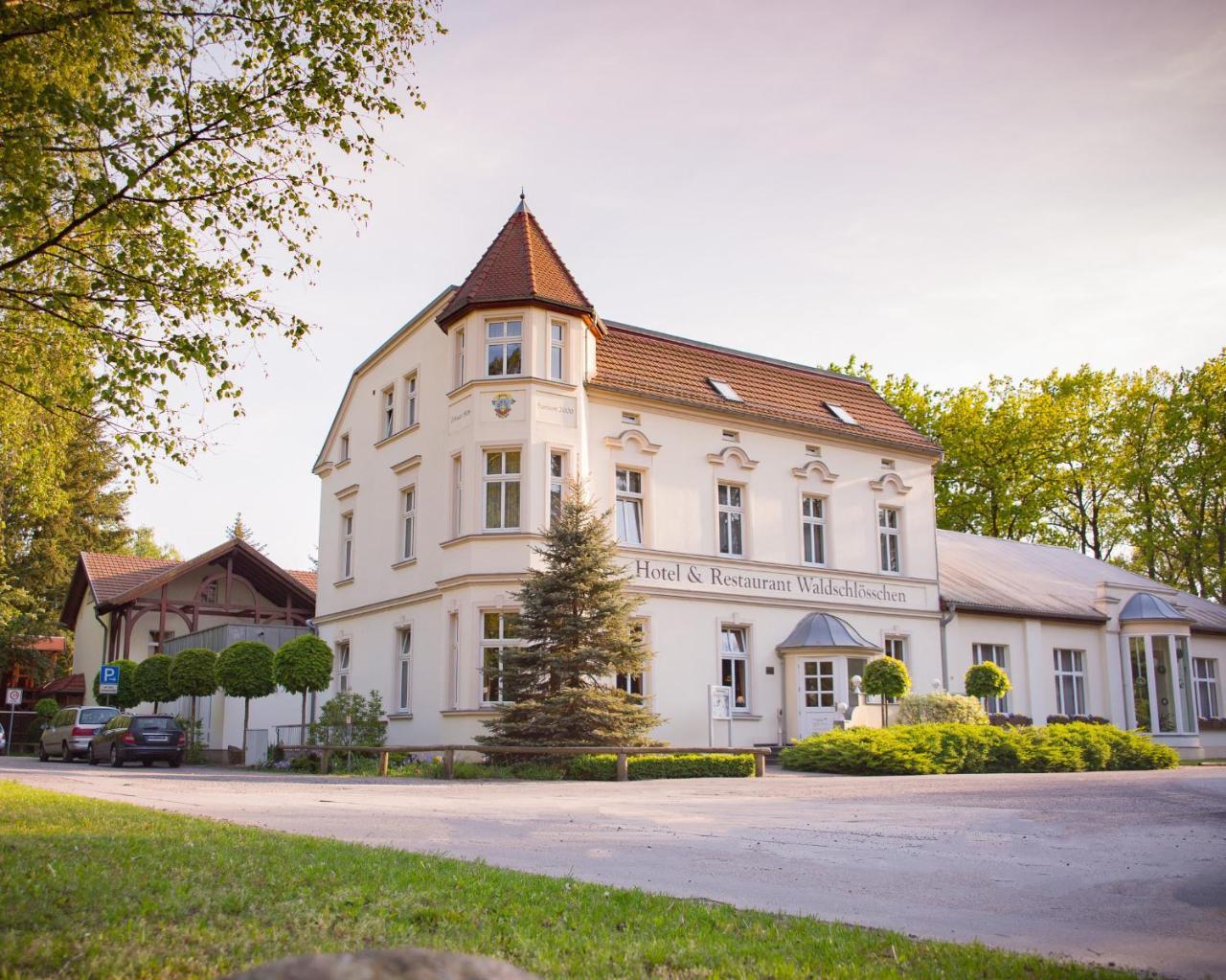 Hotel & Restaurant Waldschloesschen Kyritz Dış mekan fotoğraf